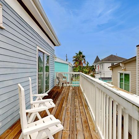 The Beachy & Charming Whale Galveston Exterior photo