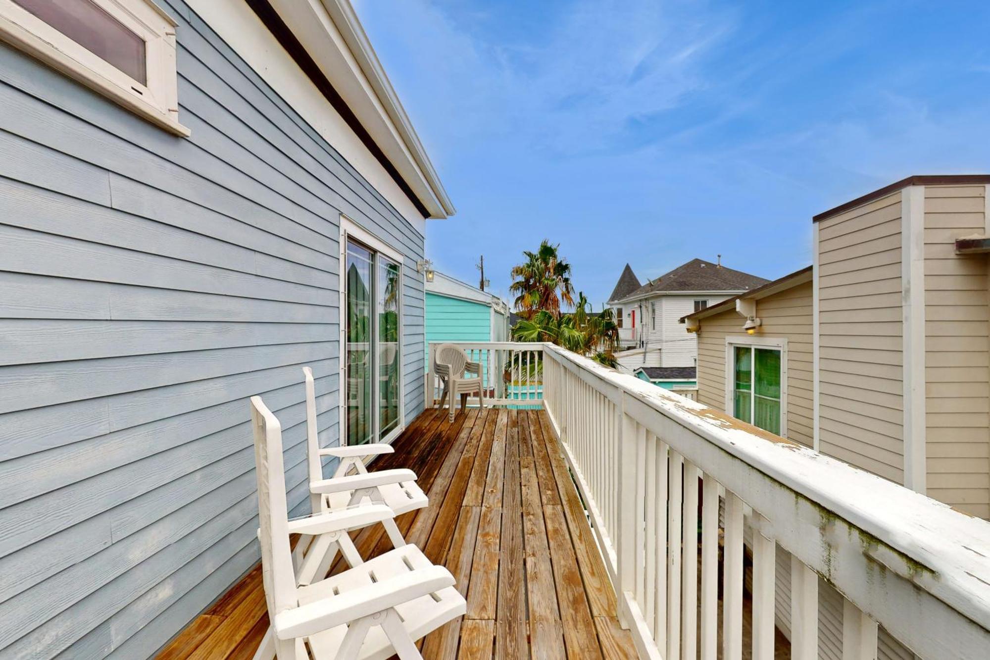 The Beachy & Charming Whale Galveston Exterior photo