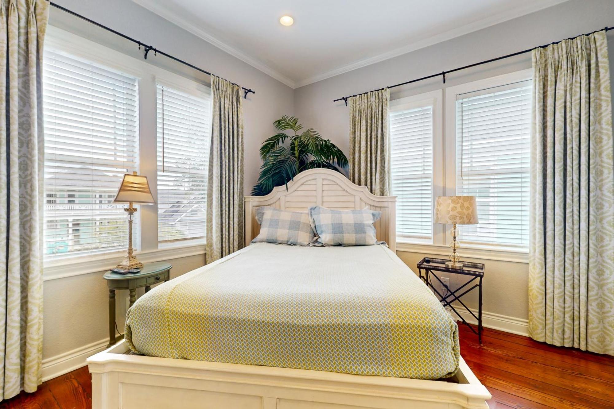 The Beachy & Charming Whale Galveston Room photo