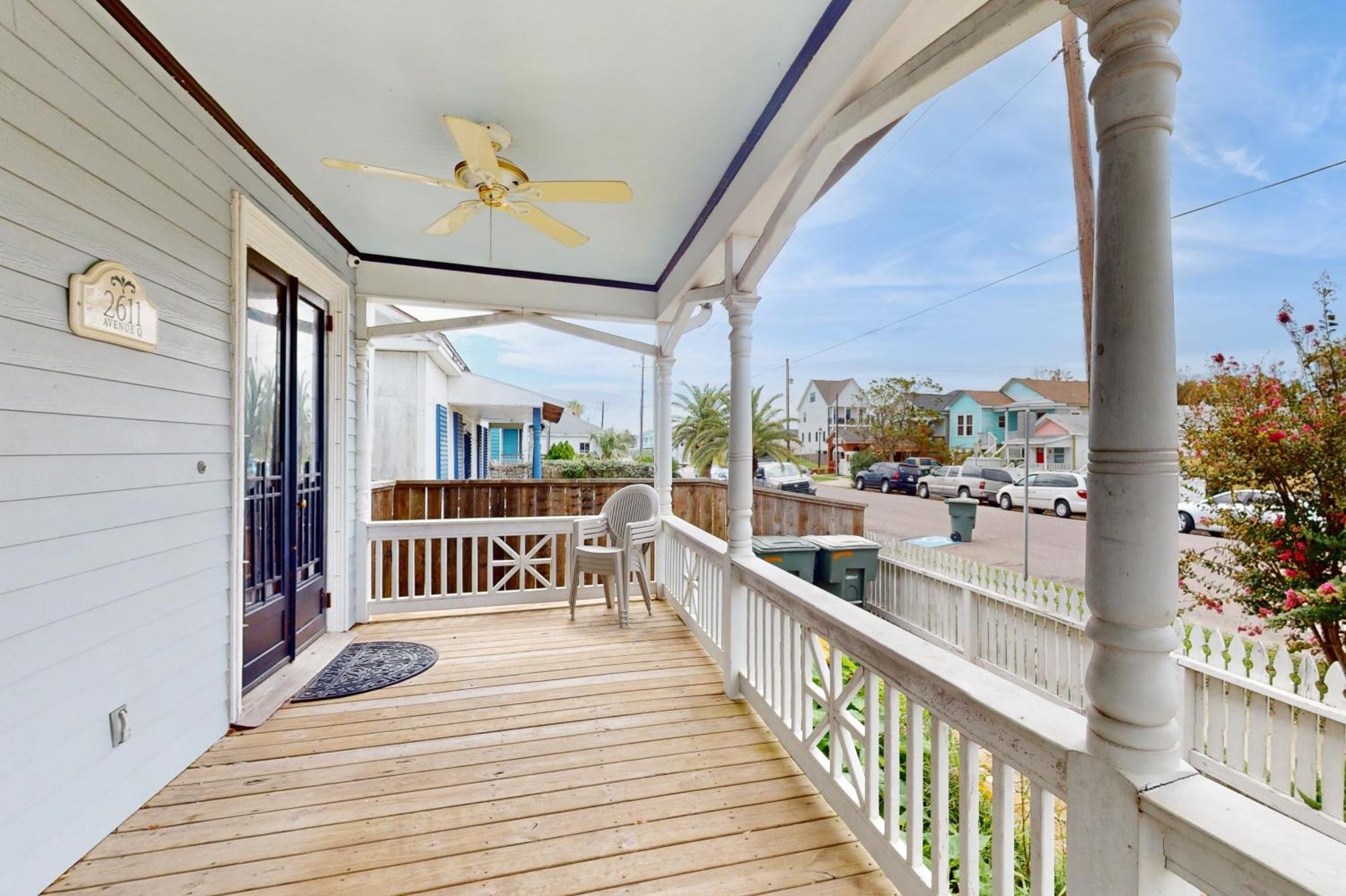 The Beachy & Charming Whale Galveston Exterior photo