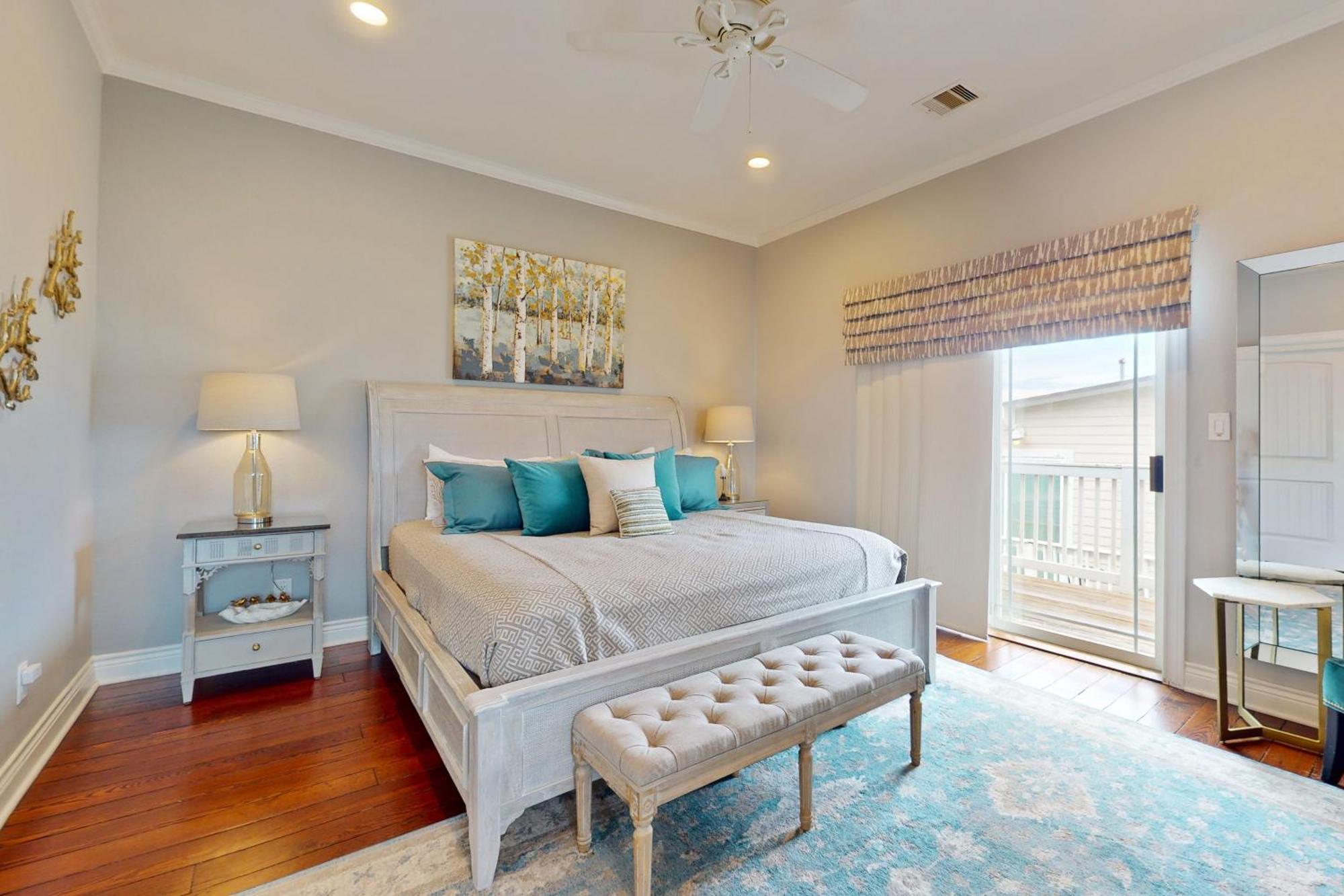 The Beachy & Charming Whale Galveston Room photo