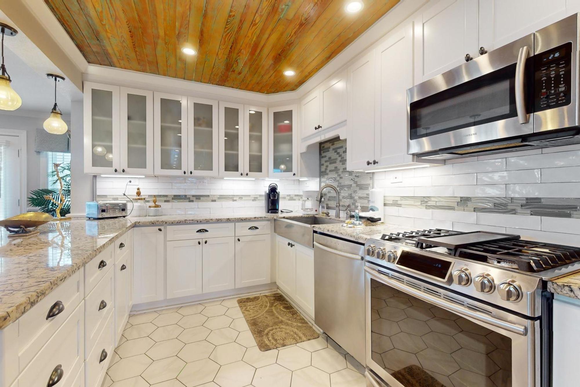 The Beachy & Charming Whale Galveston Room photo